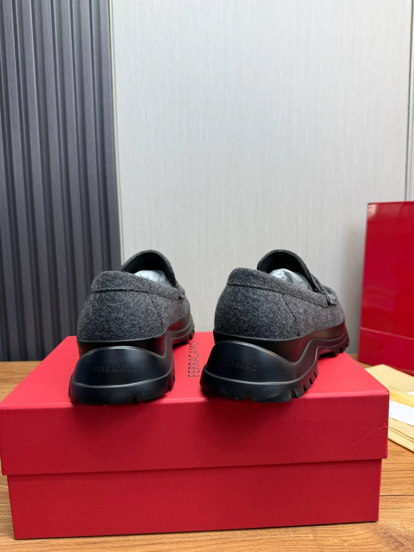 Men's shoes 💰880💰 Ferragamo. [Ferragamo] Men's Loaf leather shoes, the latest hot style, 1:1 original purchase quality, top quality, imported open-edge beaded cowhide leather on the upper, hand-made three-dimensional stitching highlights the round toe design, the inner feet are made of imported cowhide, with original wear-resistant rubber outsole, matching code 39-44, (38, 45 custom-made, non-refundable)